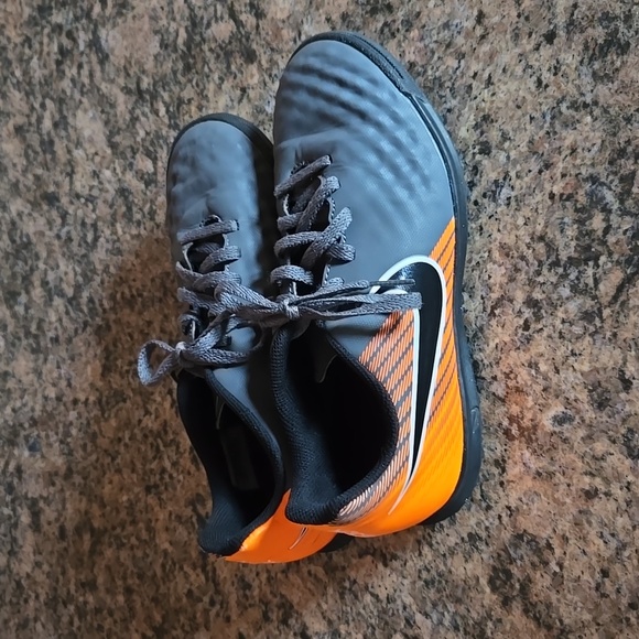 Nike Boys Soccer Cleats Size 4 - Picture 3 of 5